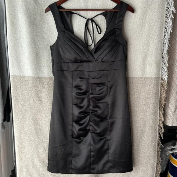 Le Chateau Sleek Black Mini Dress Back Size 11 Ruched Flattering V-Neck LDB Edgy - Picture 2 of 15